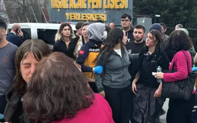 Lise laboratuvarında deney sırasında patlama. Öğrencilerin elleri ve yüzleri yandı